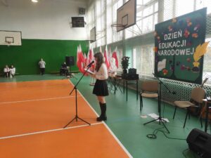 Przewodnicząca Samorządu Uczniowskiego przemawia do zgromadzonych