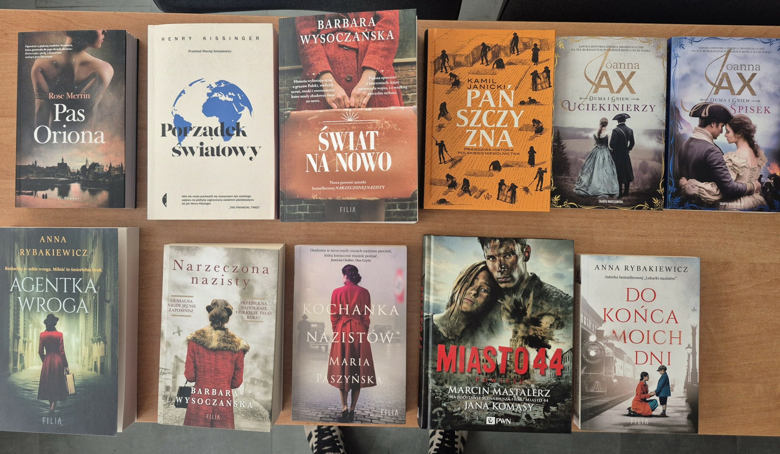 Zdjęcie przedstawia książki historyczne, takie jak: „Agentka wroga”, „Narzeczona nazisty”, „Kochanka nazistów”, „Miasto 44”, „Pańszczyzna”, „Pas Oriona”.