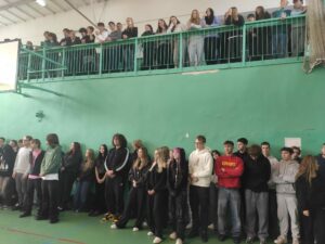 Widok stojących uczniów