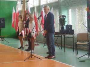 Pan dyrektor przemawia do zgromadzonych