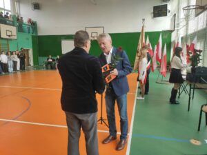 Pan dyrektor wręcza nagrodę