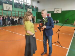 Pan dyrektor wręcza nagrodę