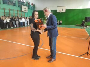 Pan dyrektor wręcza nagrodę