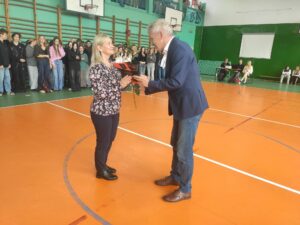 Pan dyrektor wręcza nagrodę