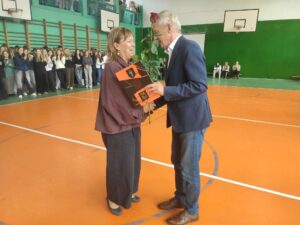 Pan dyrektor wręcza nagrodę