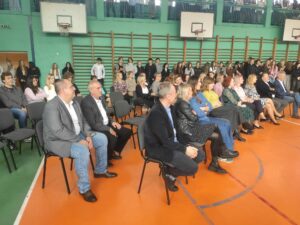 Widok siedzących nauczycieli