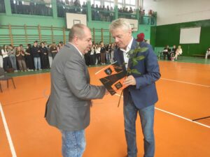 Pan dyrektor wręcza nagrodę