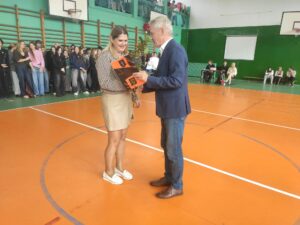 Pan dyrektor wręcza nagrodę