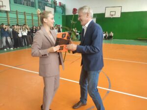 Pan dyrektor wręcza nagrodę