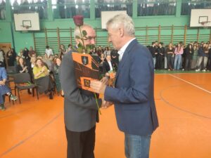 Pan dyrektor wręcza nagrodę