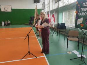 Przedstawiciel ZNP przemawia do zgromadzonych