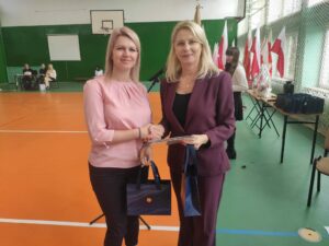 Przedstawiciel ZNP wręcza nagrodę