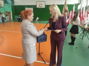 Przedstawiciel ZNP wręcza nagrodę