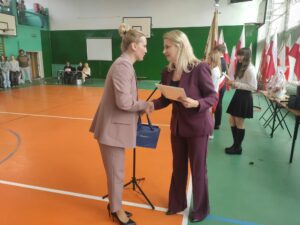 Przedstawiciel ZNP wręcza nagrodę