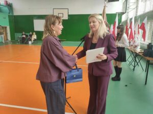 Przedstawiciel ZNP wręcza nagrodę