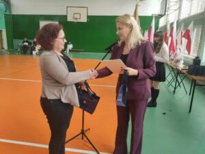 Przedstawiciel ZNP wręcza nagrodę