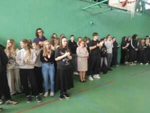 Widok stojących uczniów