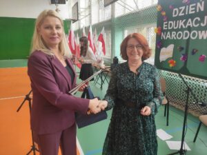 Przedstawiciel ZNP wręcza nagrodę