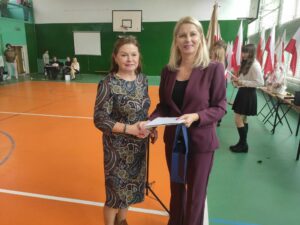 Przedstawiciel ZNP wręcza nagrodę