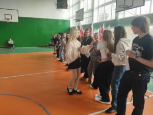 Prowadząca konkurs zadaje pytania