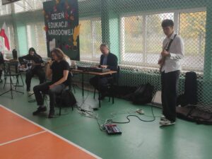 Zespół muzyczny wykonuje piosenkę