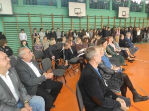 Widok siedzących nauczycieli