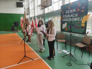 Widok uczniów składających życzenia nauczycielom