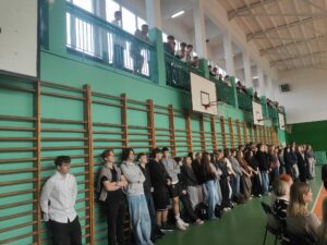 Widok uczniów obserwujących uroczystość