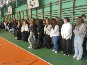 Widok uczniów obserwujących uroczystość