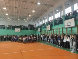 Widok całej sali gimnastycznej ze wszystkimi zgromadzonymi