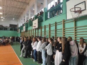 Widok całej sali gimnastycznej ze wszystkimi zgromadzonymi