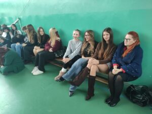 Widok osób obserwujących uroczystość