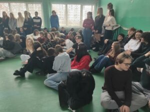 Widok uczniów obserwujących uroczystość