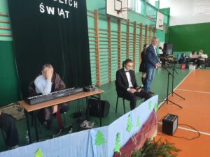 Widok zespołu muzycznego i pana dyrektora przemawiającego do zgromadzonych