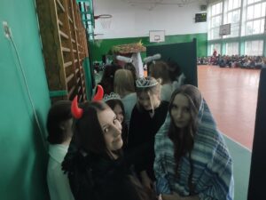 Widok z tyłu sceny uczniów odgrywających jasełka