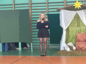 Uczennica prowadzi konkurs świąteczny
