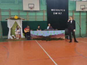 Uczeń śpiewa kolędę