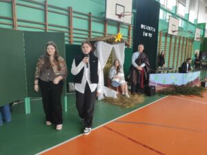 Widok sceny z jasełek