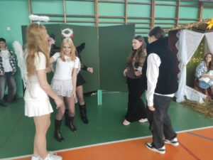 Widok sceny z jasełek