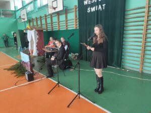 Przewodnicząca samorządu uczniowskiego przemawia do zgromadzonych