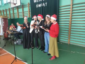 Chórek nauczycielek śpiewający kolędy