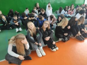 Widok uczniów oglądających jasełka