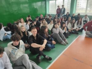 Widok uczniów oglądających jasełka