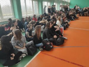 Widok uczniów oglądających jasełka