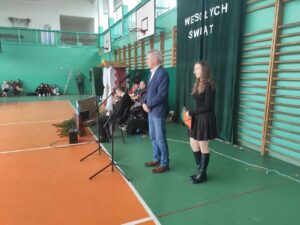 Pan dyrektor przemawia do zgromadzonych