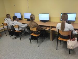 Widok uczniów rozwiązujących test.