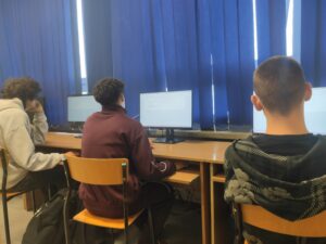 Widok uczniów rozwiązujących test.