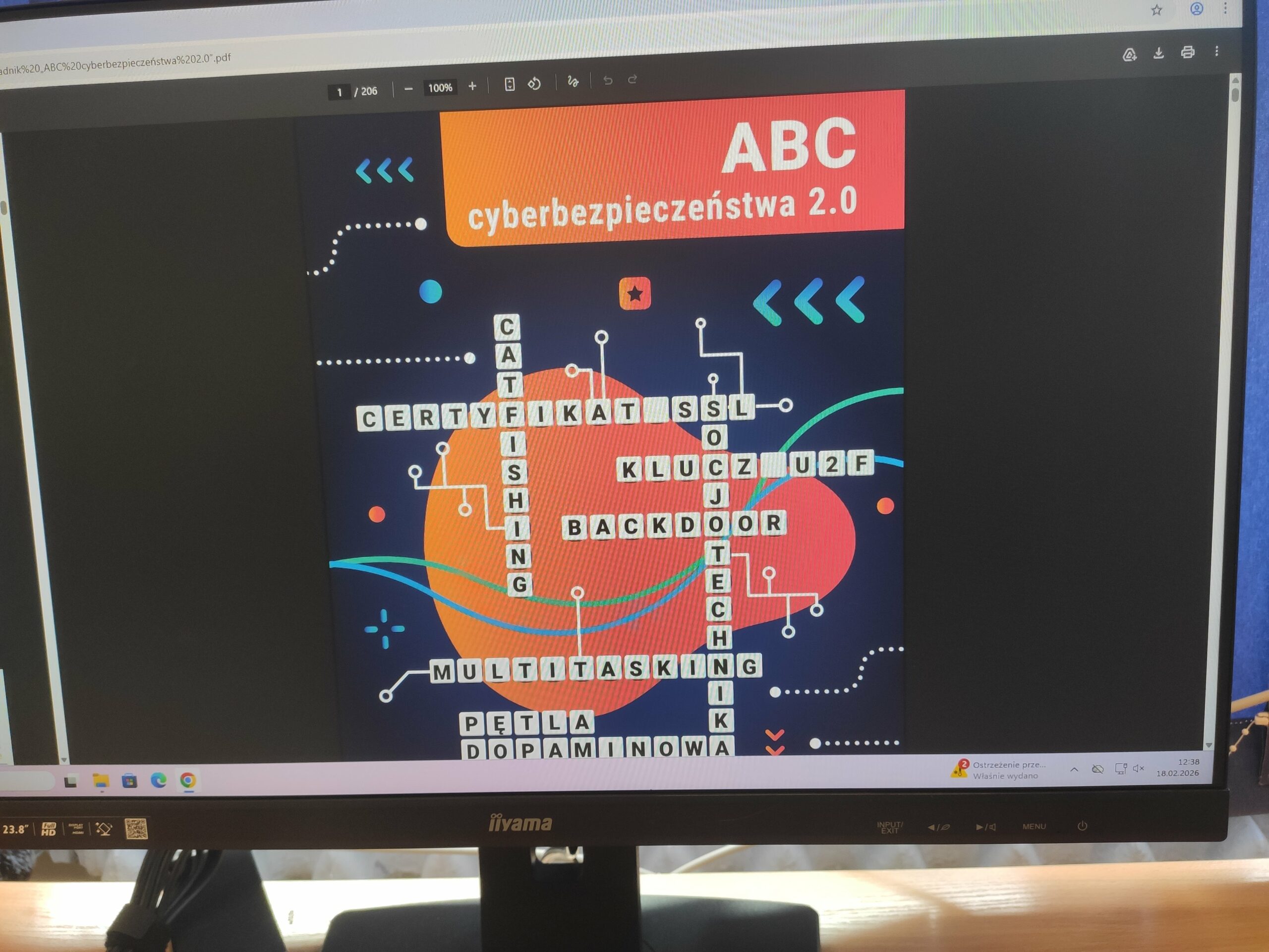 Zdjęcie ekranu komputera przedstawiającego materiały na temat zagrożeń internetowych.