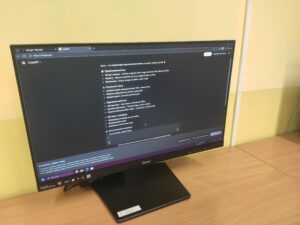 Zdjęcie ekranu komputera z wyszukanymi przez uczniów zagrożeniami internetowymi