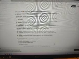 Zdjęcie ekranu komputera z wyszukanymi przez uczniów zagrożeniami internetowymi